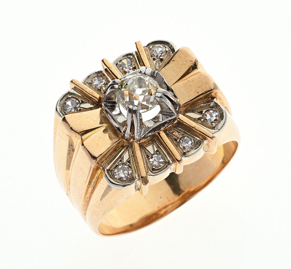 Null Tank "戒指，750/°°黄金和850/°°铂金，镶有一颗约0.5克拉的黄色老式切割钻石，8/8切割钻石。法国作品，约1940年。手指大小：61。&hellip;