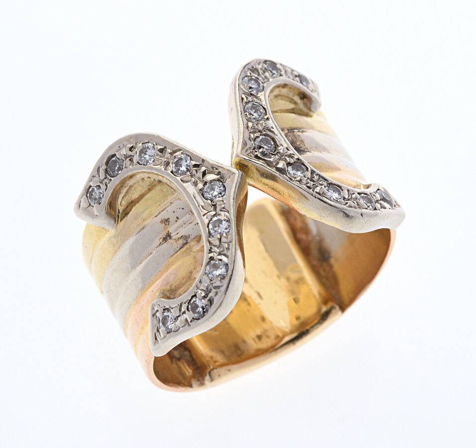 Null 三金（粉色、白色和黄色）开指戒指，末端镶嵌钻石的C型。手指大小：44，毛重：7.5g。手指大小的缩小板。