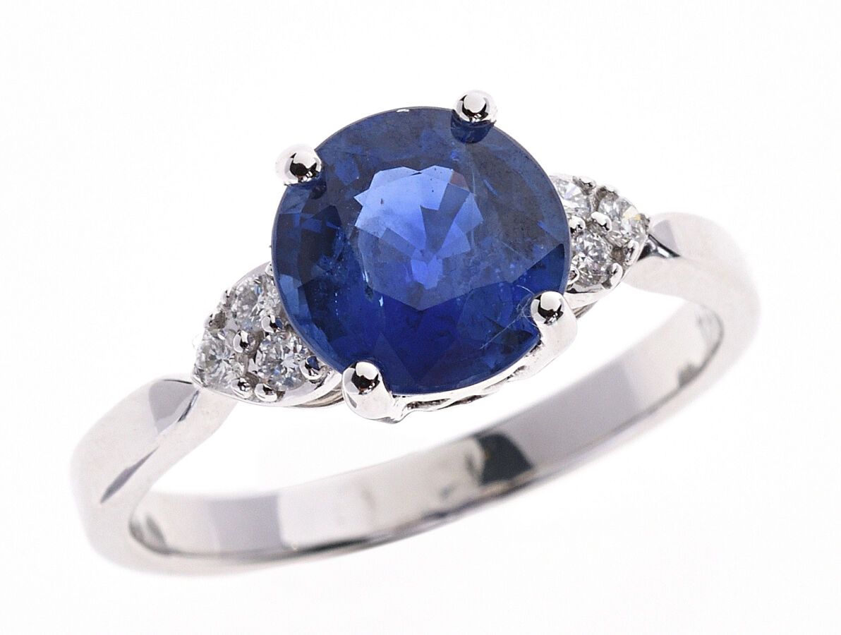 Null 750/°白金戒指，镶嵌了一颗非常漂亮的圆形蓝宝石，约2.2克拉（戒指上注明2.24），并镶有明亮式切割钻石。浓重的蓝色，可能未经加热，可能的产地：锡&hellip;