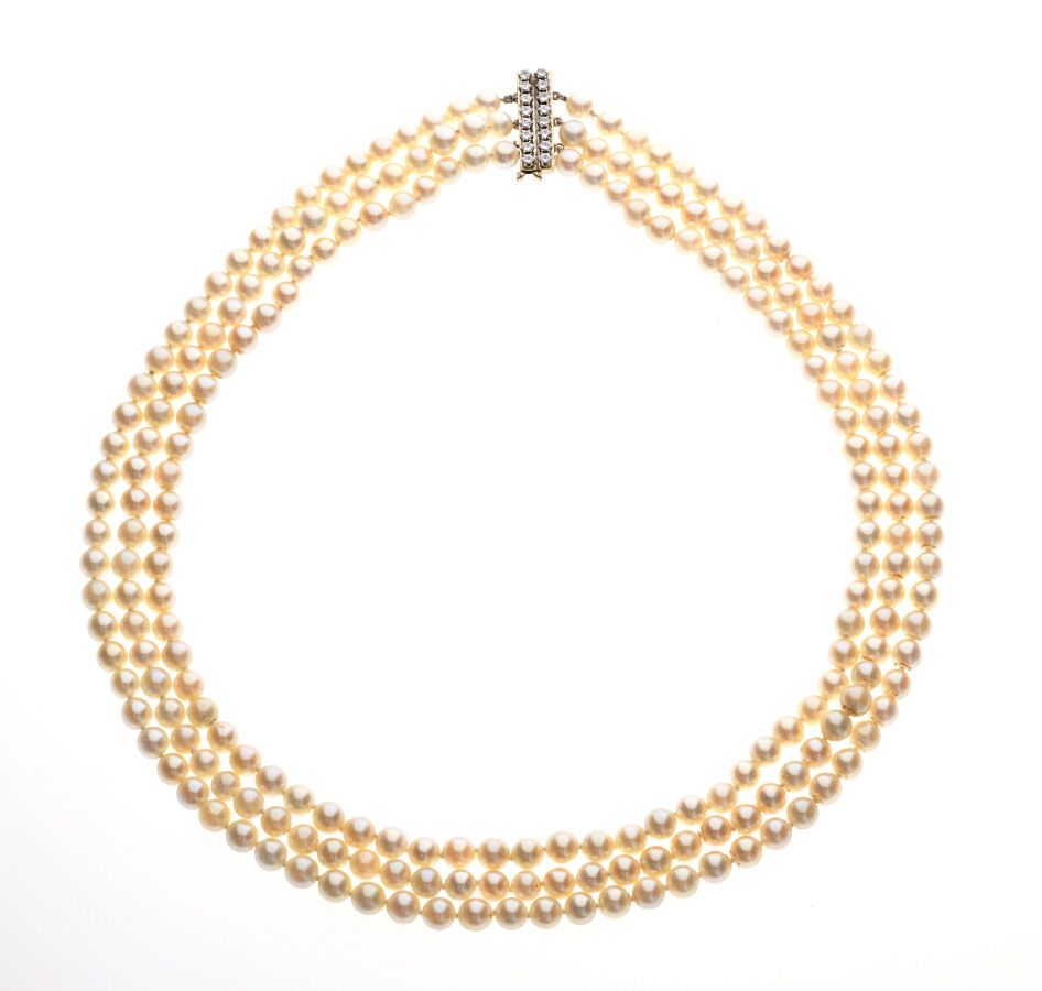 COLLIER trois rangs de perles de culture de 6.3 à 6.7 mm, fermoir barrette en or&hellip;