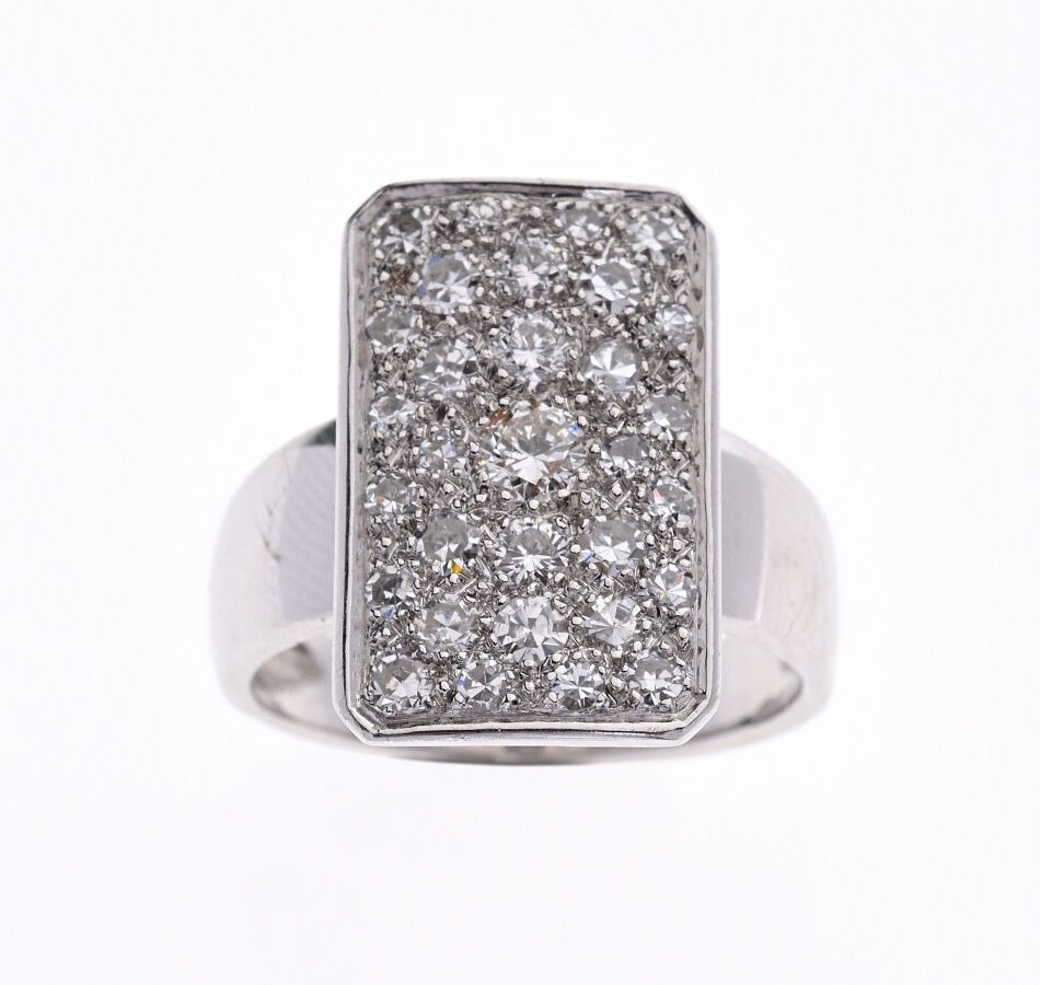 BAGUE "Rectangulaire" en or gris 750/°° entièrement pavée de diamants taille 8/8&hellip;