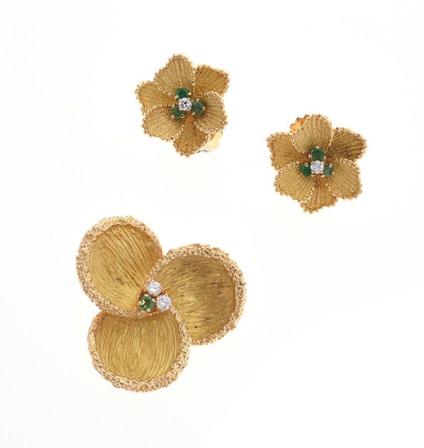 Null Yellow gold "Clover" brooch 750/°°, the center set with two brilliant-cut d&hellip;