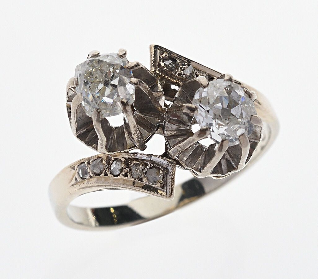 Null Toi & Moi "戒指，750/°°白金，镶嵌两颗老式切割钻石，一颗为椭圆形，一颗为枕形，约0.33和0.35克拉，肩部为玫瑰切割钻石。法国作品，&hellip;