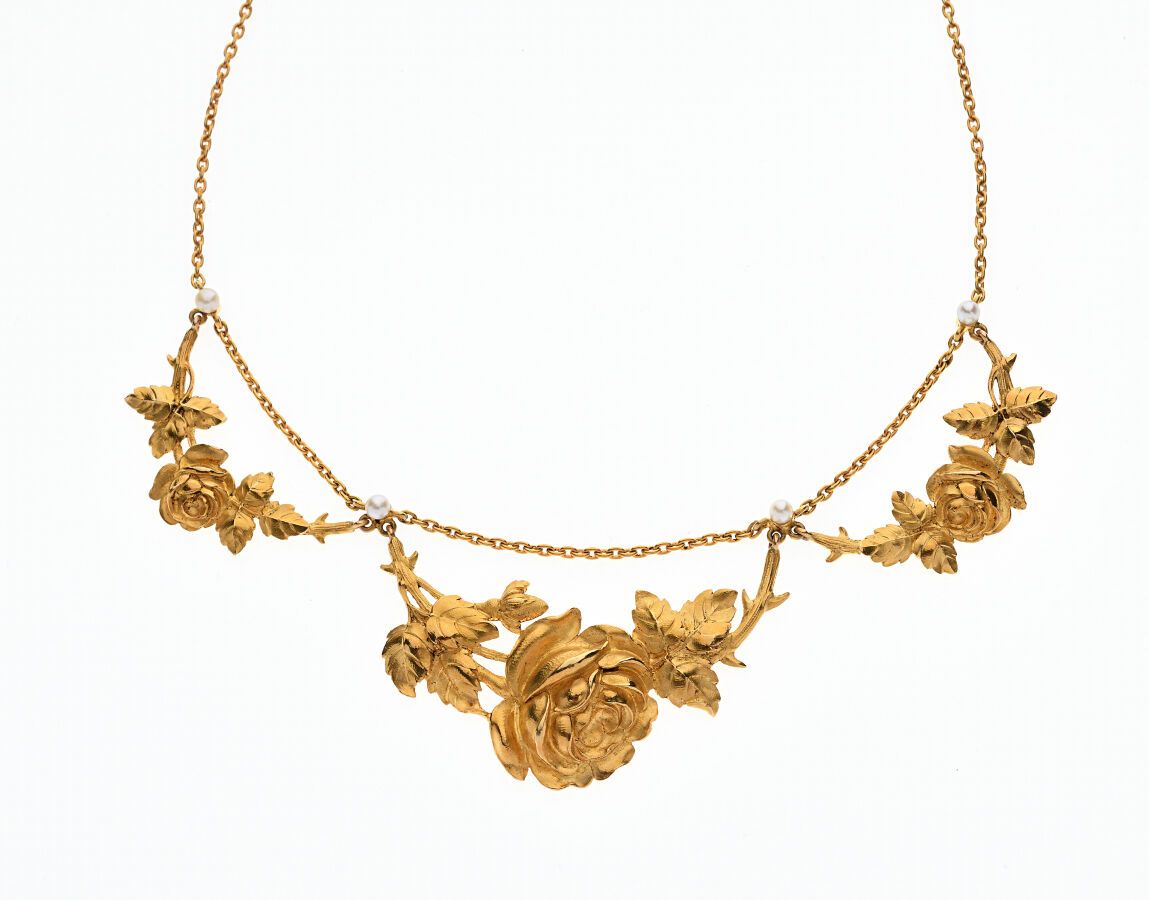 Null 750/°黄金项链，饰有三个玫瑰花环和四颗养殖珍珠。中央图案：11 x 3厘米。毛重：23.4克。双扣。