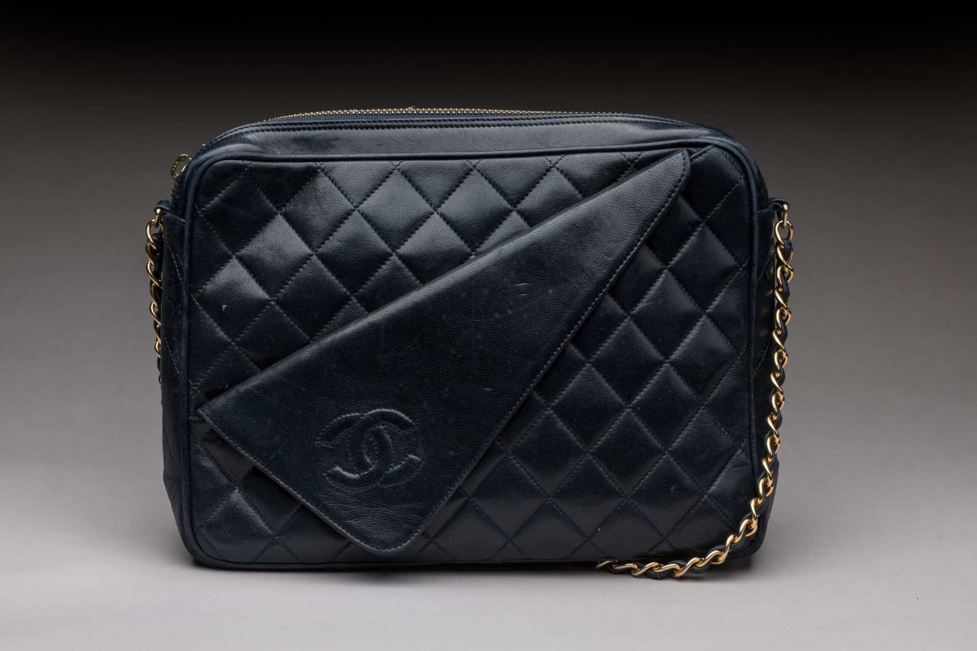 CHANEL - Handbag model Camera in navy blue quilted lea…