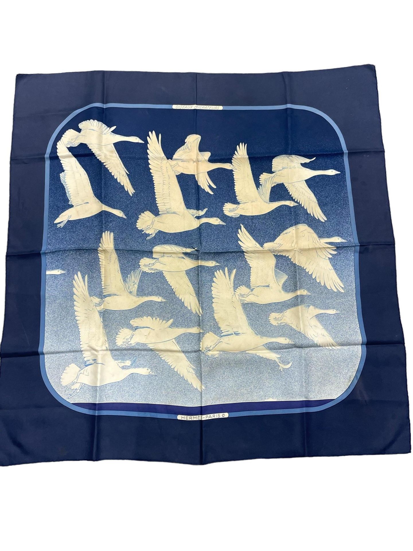 Null 法国HERMES巴黎制造-题为 "Oiseaux migrateurs "的丝质斜纹布CARRE，蓝色背景。模型由Cathy Latham设计。90x&hellip;