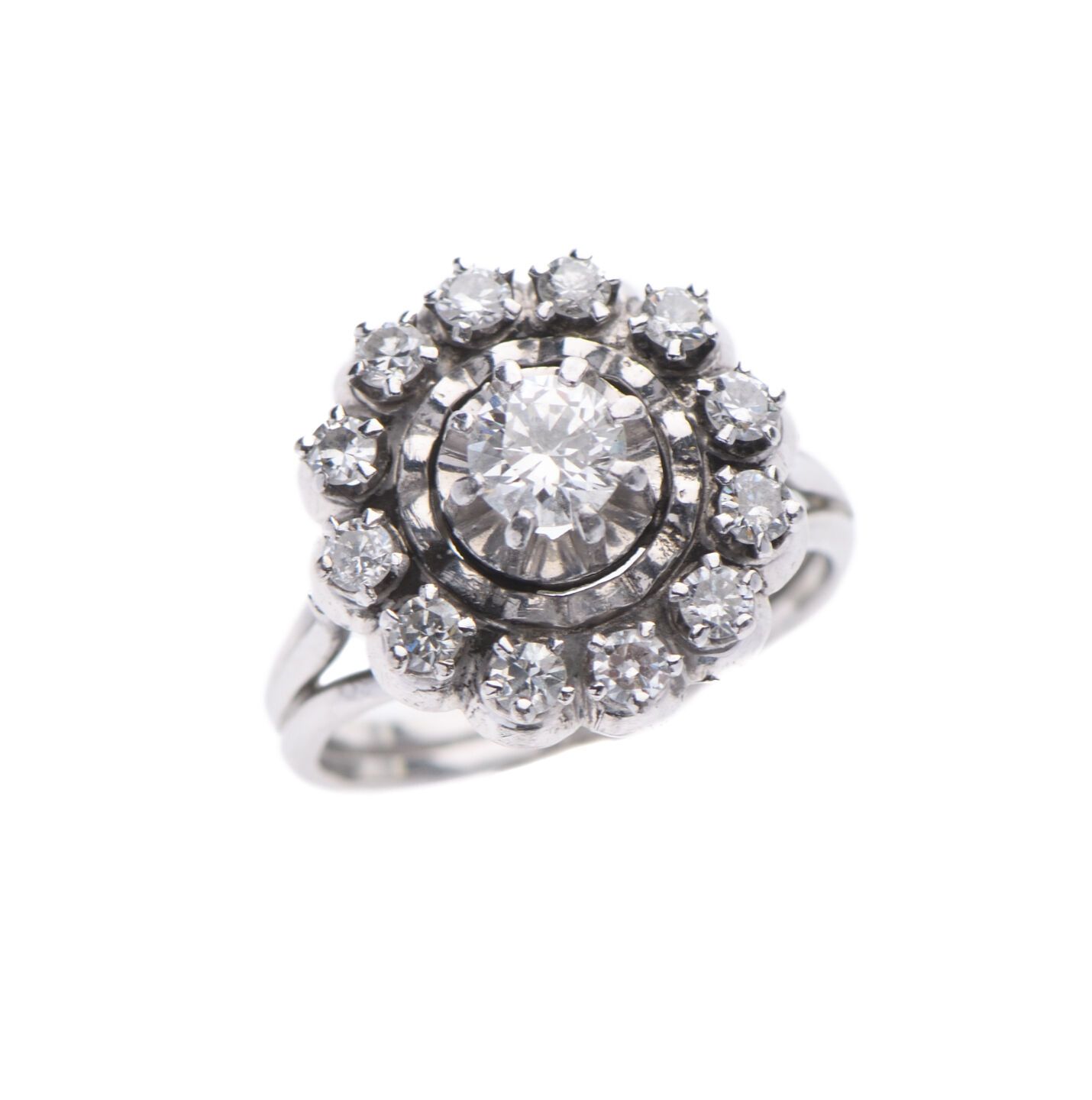 Null 铂金850/°和白金750/°的 "Marguerite "戒指，中间是一颗0.35克拉的明亮式切割钻石，周围是更小的钻石。法国作品，约1950年。手&hellip;