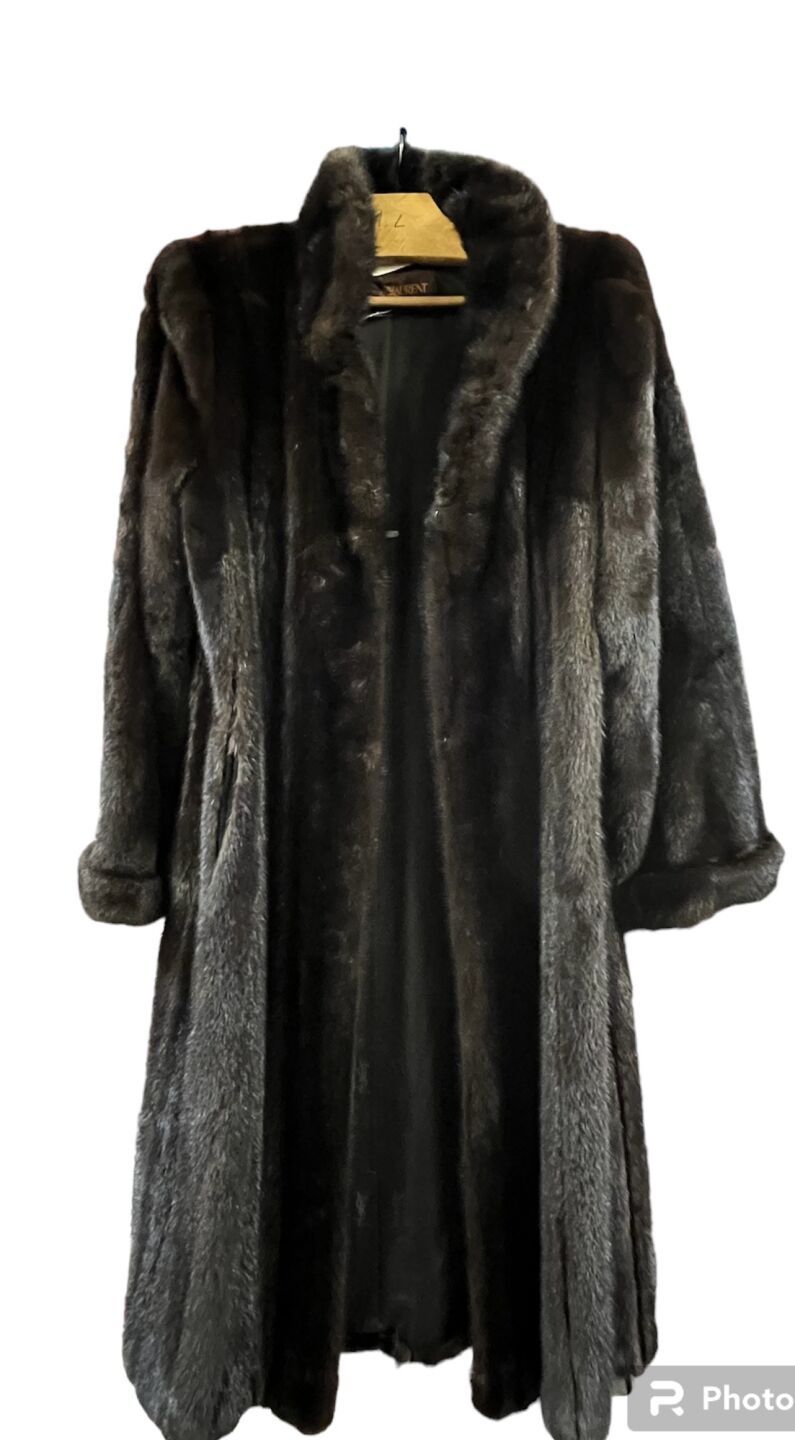 Null YVES SAINT LAURENT - 深色水貂皮长外套，里面有Jama皮草商标签。尺寸为40?状况良好。