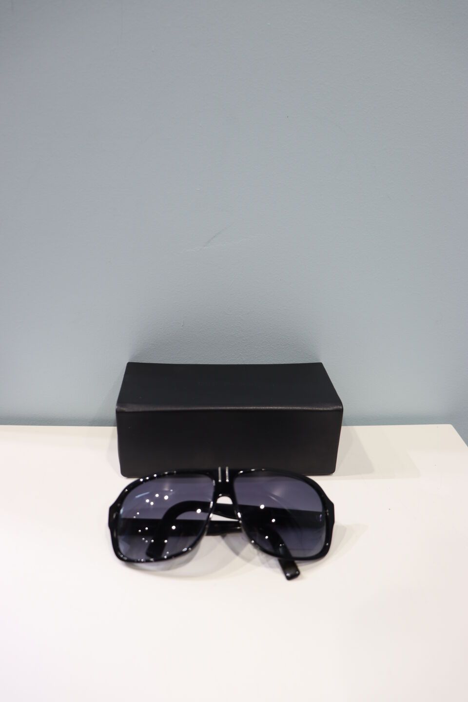 Null DIOR HOMME - 黑色领带131S黑色水晶太阳镜一对。带盒子。几乎没有磨损。