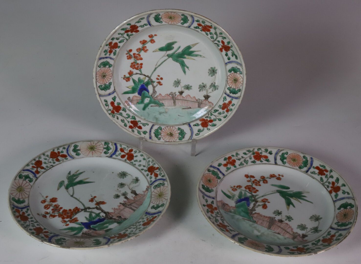 Null 印第安人协会 18世纪

瓷盘三件套，绿色家族设计

包括两个汤盘 日本 18世纪末/19世纪

(事故)

直径22和19厘米



原热拉尔-杜比&hellip;
