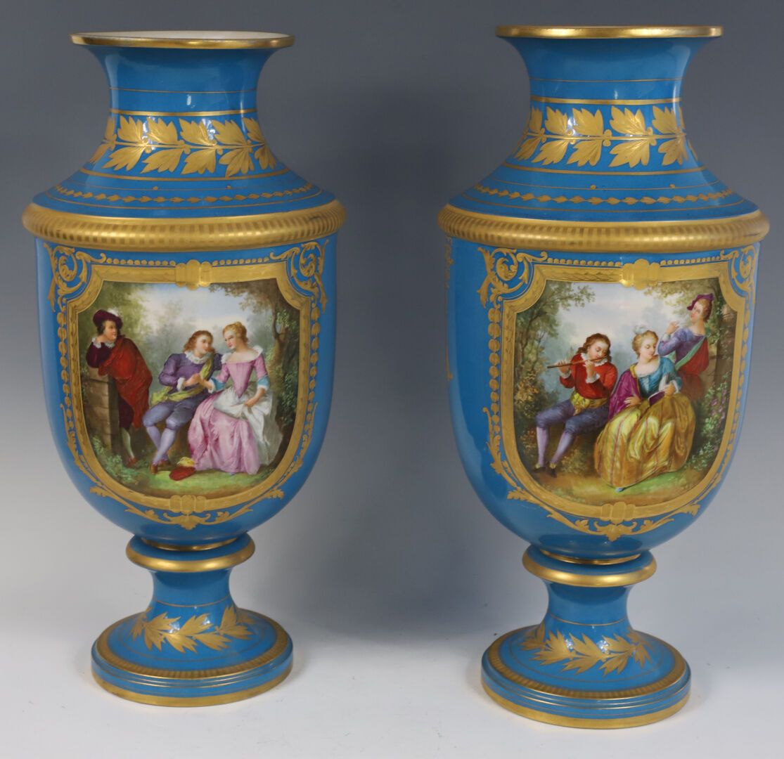 Null 巴黎SAMSON之家 - 19世纪末
一对重要的漂亮的基座花瓶，以塞夫勒蓝为背景，装饰有中楣和金色阿马蒂边框。
这对花瓶的正面是浪漫人物的英勇场景，背&hellip;