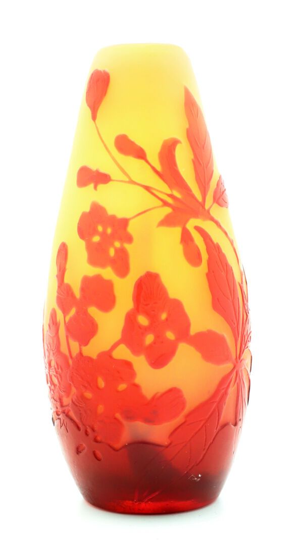 Null 机构GALLE
黄红色多层玻璃的小长方形花瓶，有花卉装饰。已签名
高度：11厘米
