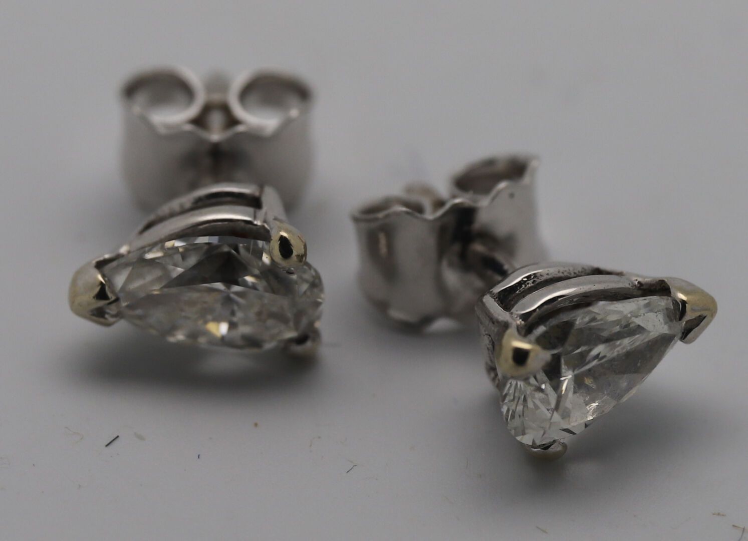 Null 一对梨形钻石耳钉。比利时推举式白金镶嵌。
钻石重量：每颗约0.50克拉