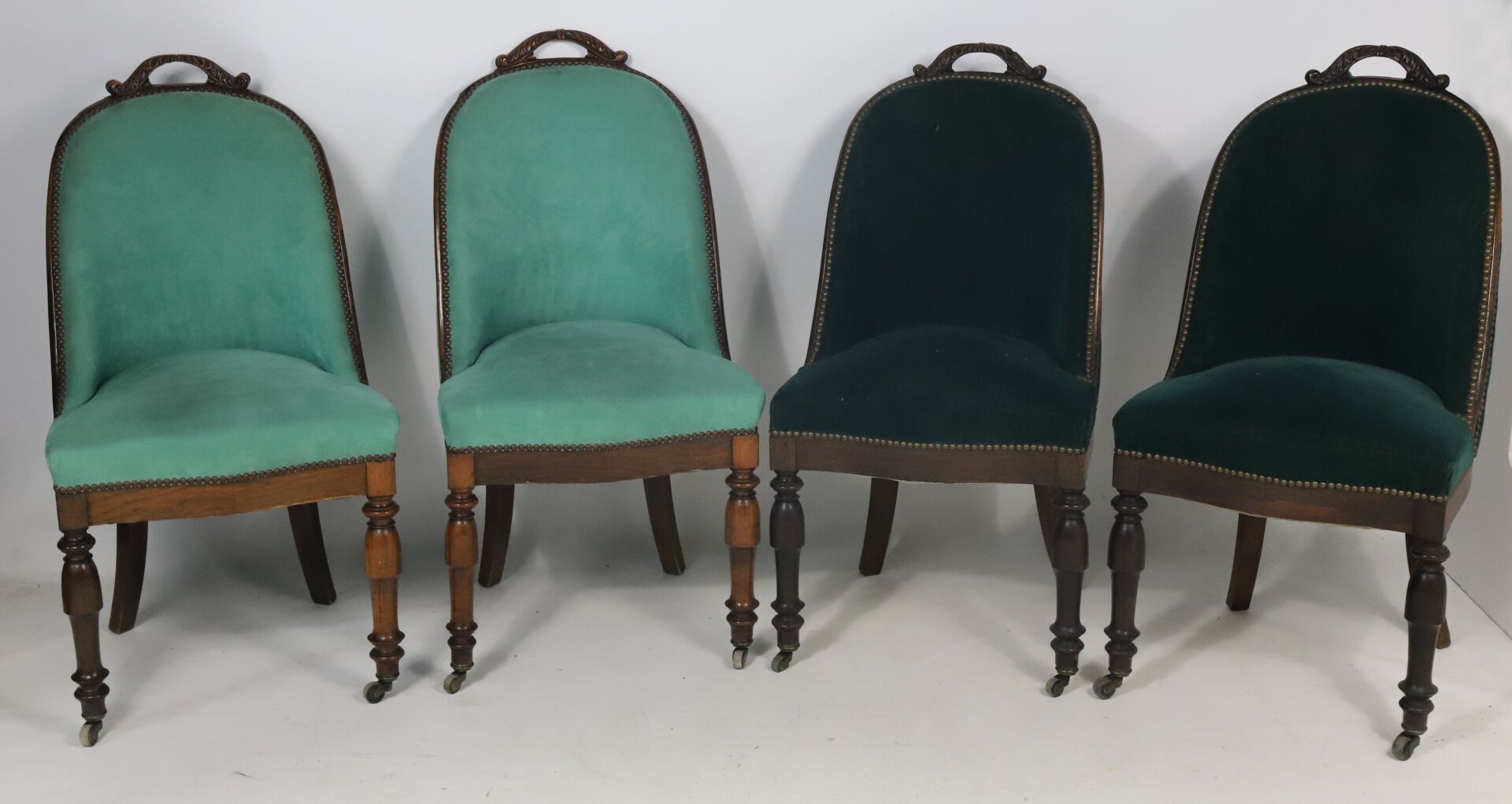 Null 一套四把桃花心木和桃花心木饰面的椅子，有弯曲的贡多拉椅背和镂空把手。他们站在前腿和拱形后腿上。
19世纪。
(织物的颜色不同)