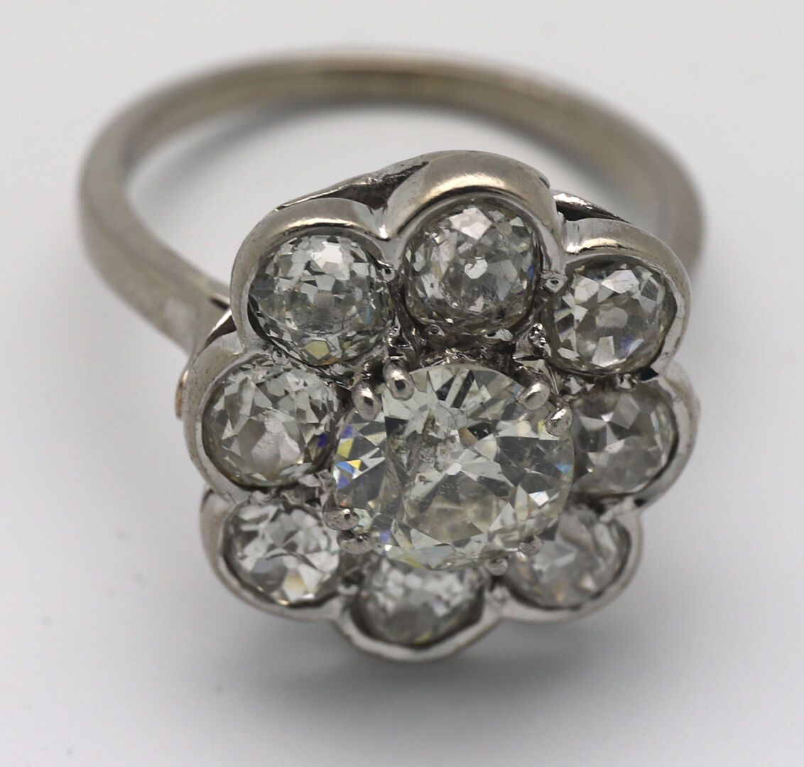 Null Platinum and white gold daisy ring set with a 1.5 carat old cut diamond in &hellip;