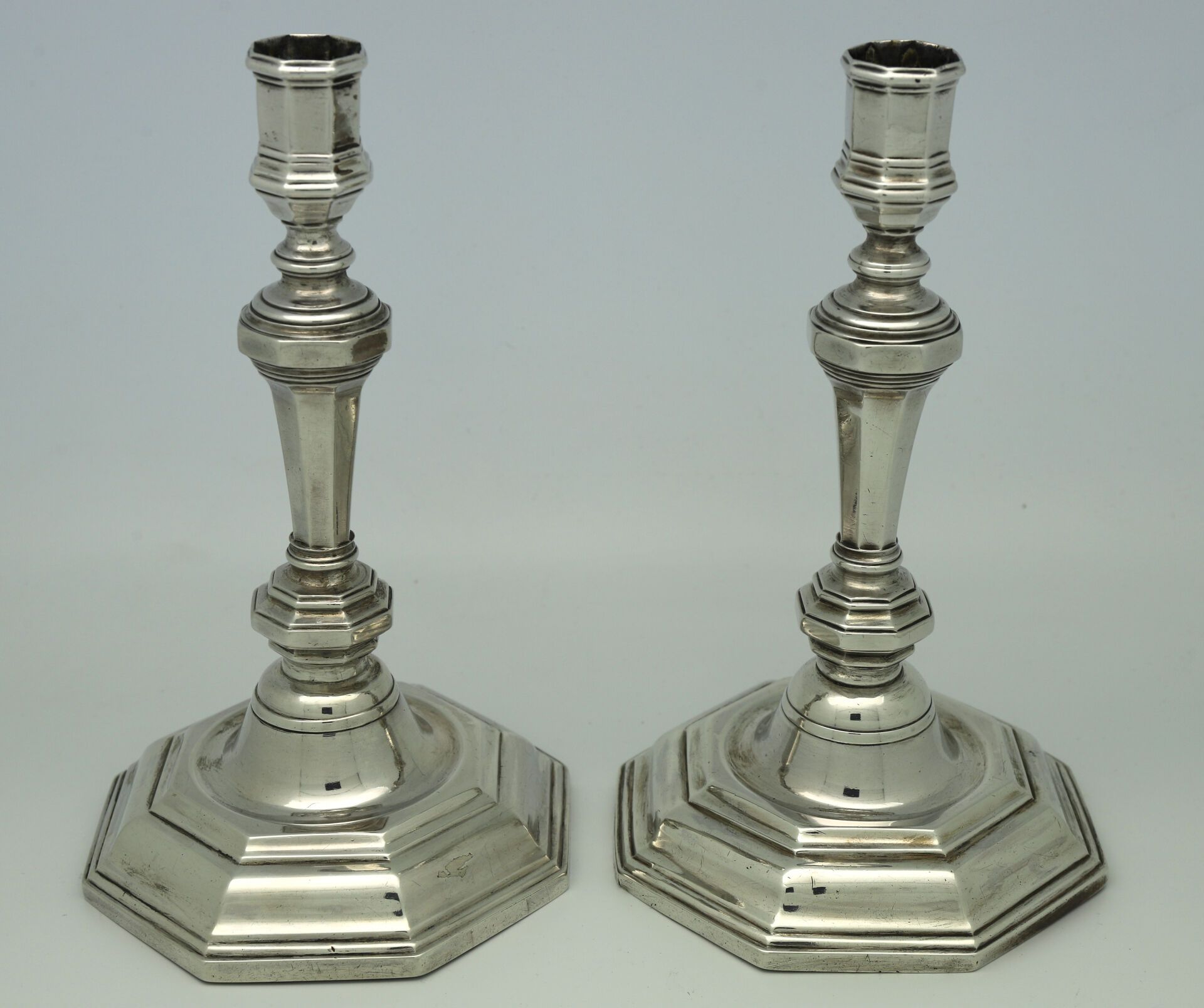 Null Nicolas BEDANE - Angers 1740/1742 - Pair of octagonal silver candlesticks w&hellip;