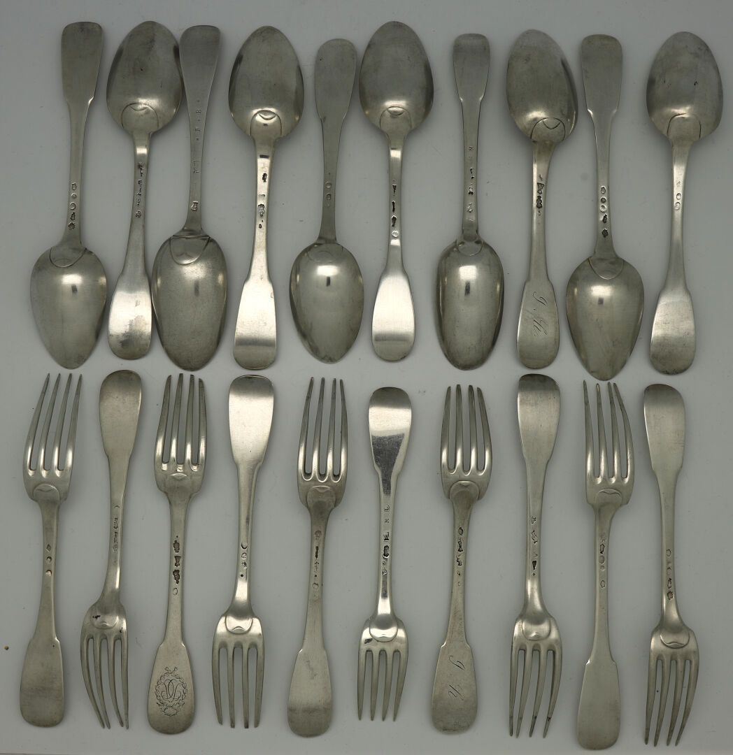 Null 十个十八世纪的银叉和银勺，普通款式，大部分是巴黎货。
重量：1 521 克。