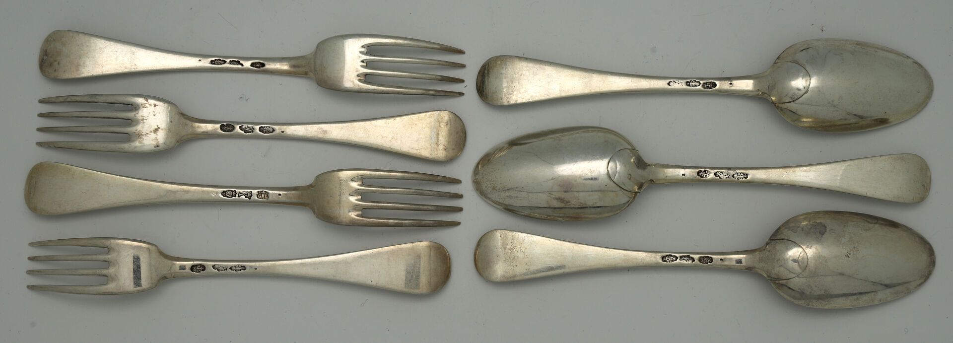 Null Gabriel FAURE - 波尔多 1753/1756 - 三件银餐具。
一把银叉，1756/1759 年波尔多制造，出自热尔韦-拉菲特（Gerv&hellip;