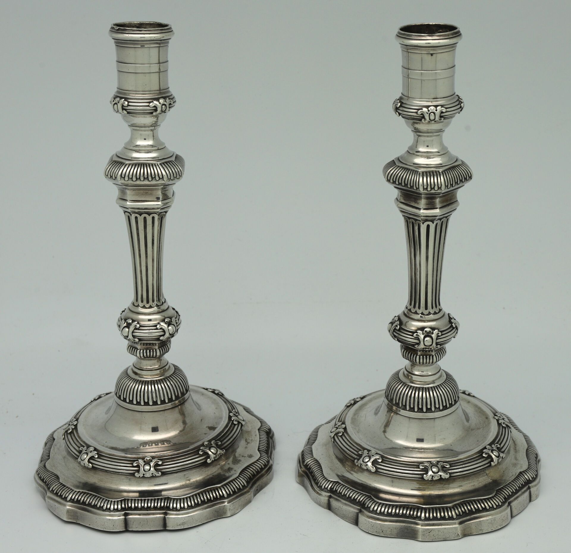 Null Alexis LOIR - Paris 1746/1747 - Pair of silver candlesticks decorated with &hellip;