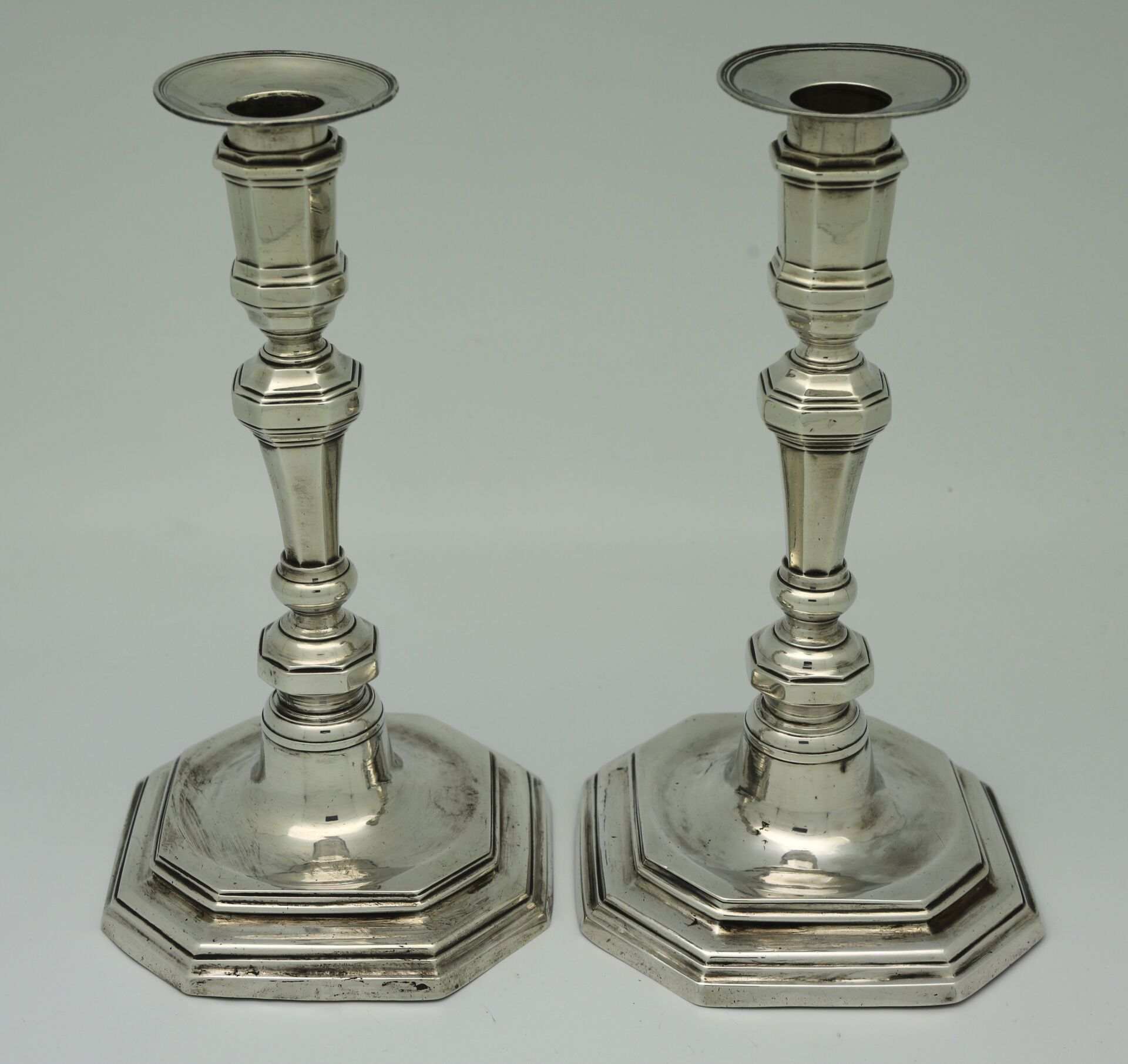 Null Jean I DENOS - Toulouse 1720 - Pair of square silver candlesticks.
Weight :&hellip;