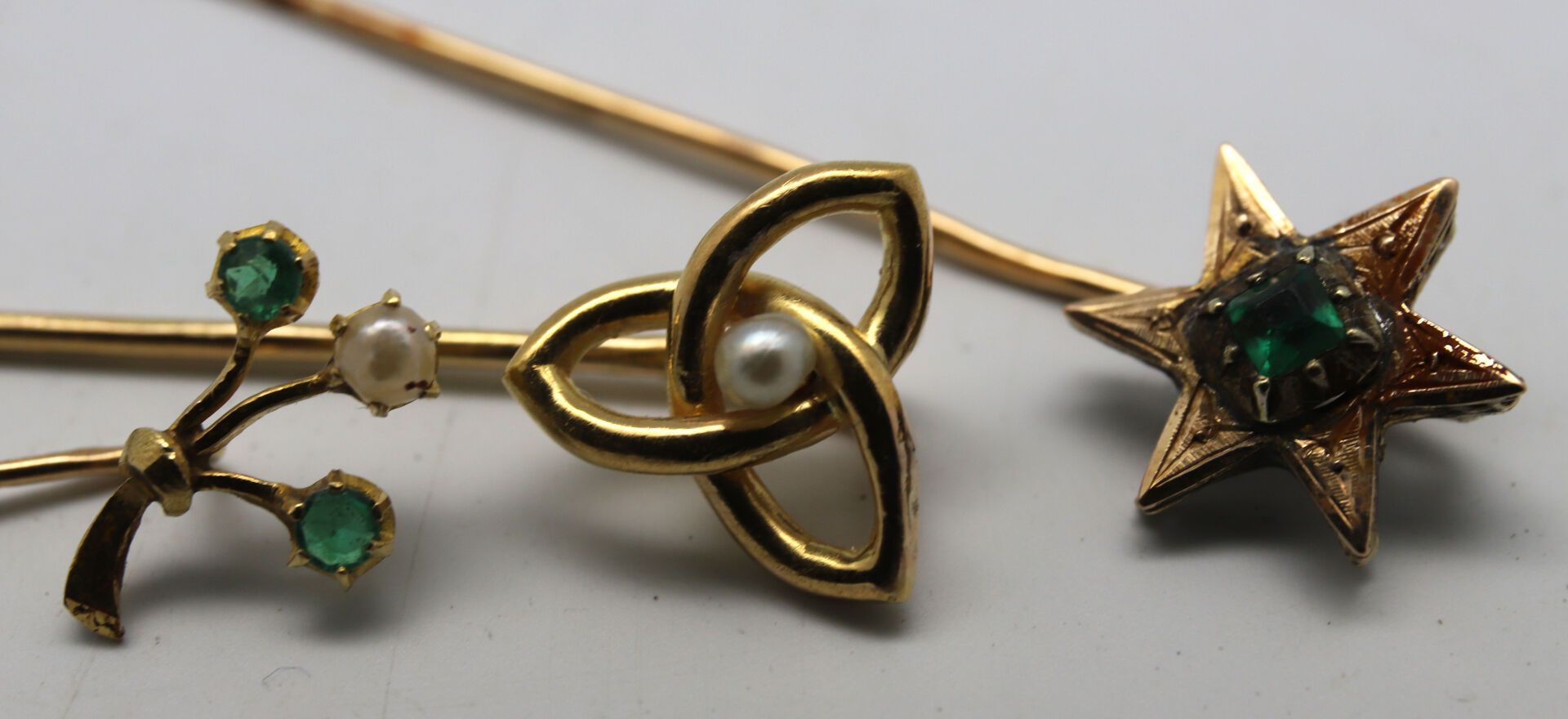 Null 三枚黄金领带夹，镶嵌珍珠和绿宝石。
重量：3.80 克
