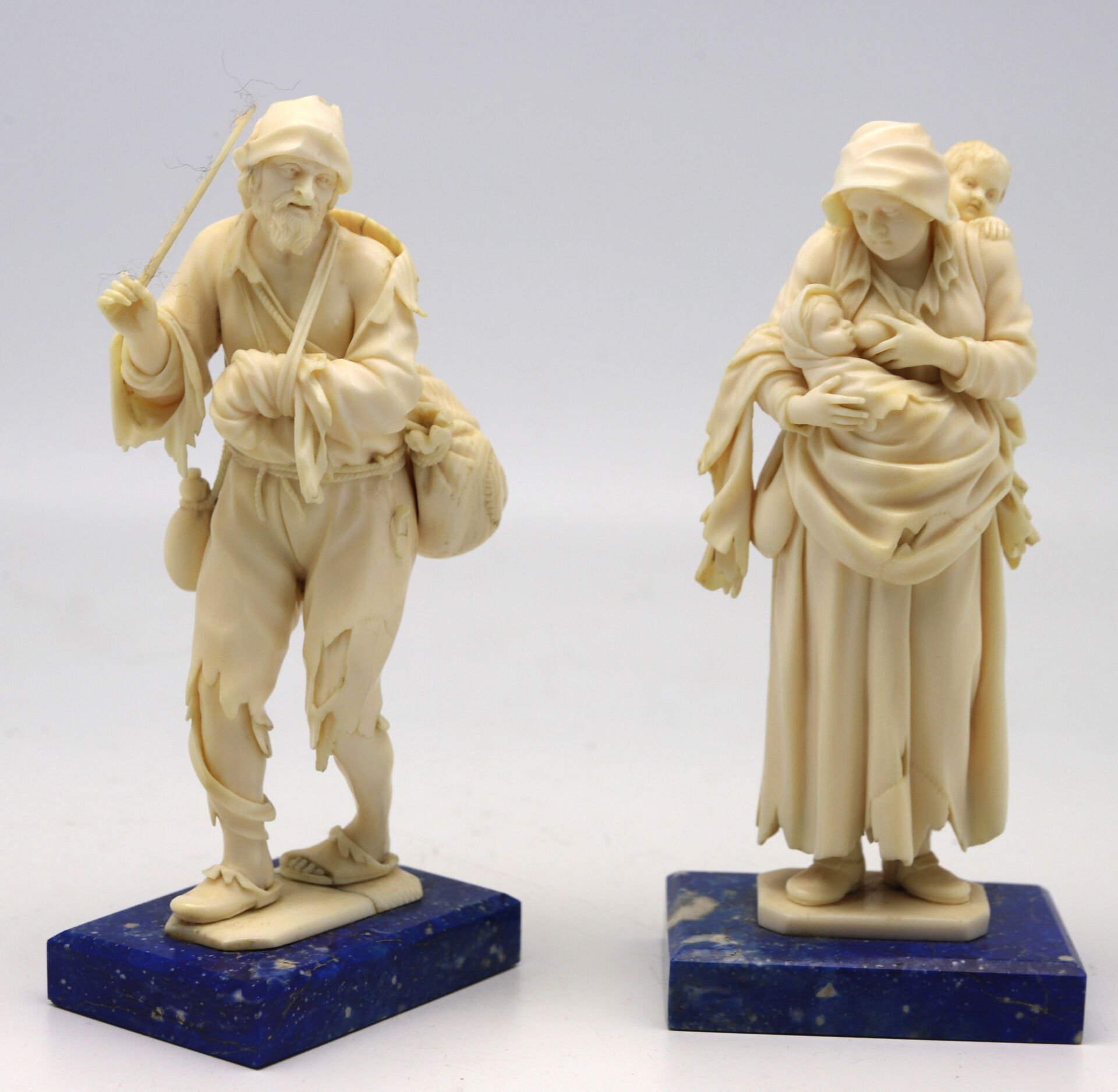 Null PAIRE DE STATUETTES en ivoire sculpté représentant un couple de mendiants d&hellip;
