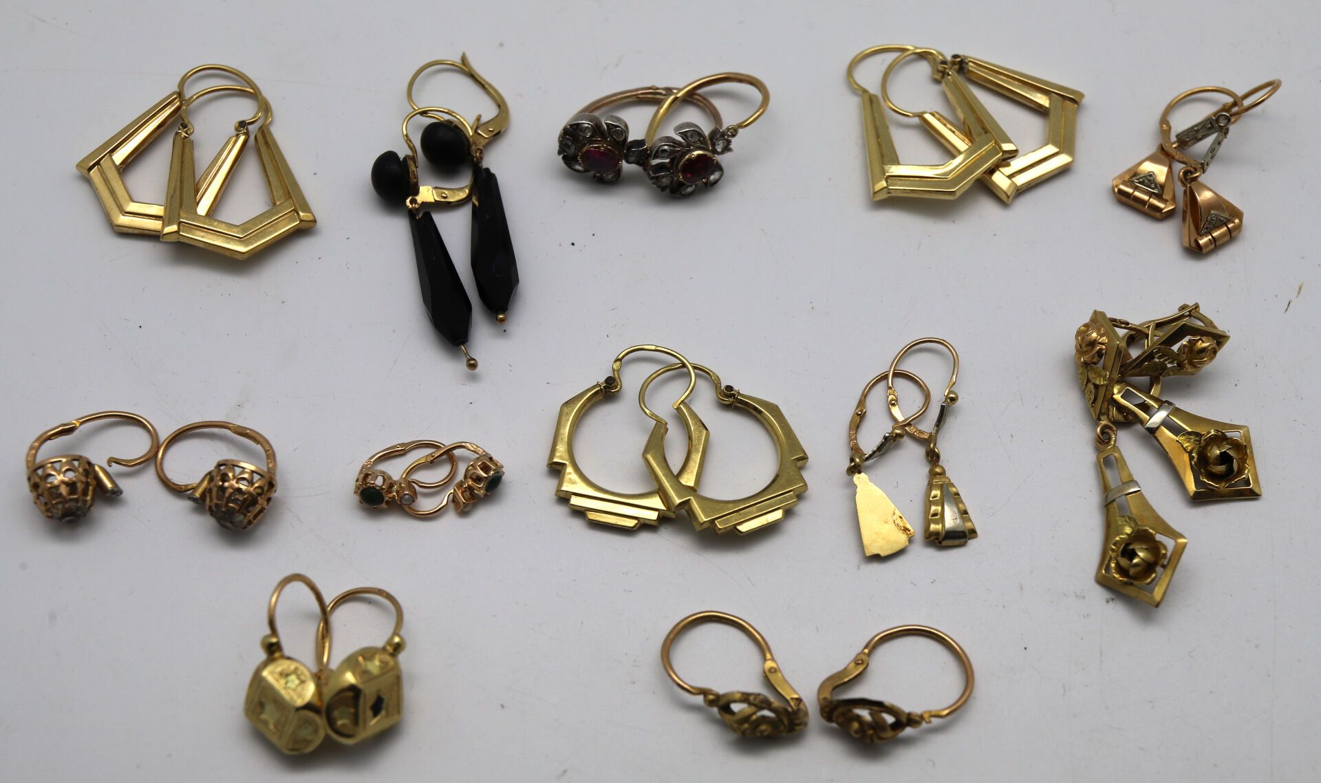 Null 十二对黄金耳环的组合，其中一些镶有宝石。
总重量：17.4 克