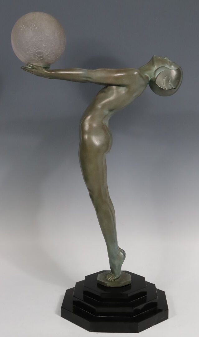 Null Max LE VERRIER (1891-1973)
"Clarté" [model designed in 1928]
Large cast-iro&hellip;