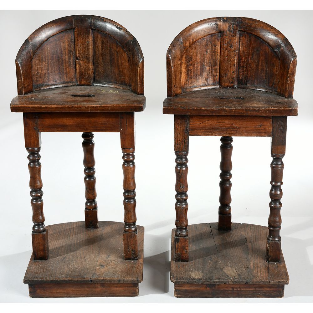 Null 一对具有漂亮的古老光泽的橡木陈设桌。它们站在栏杆脚和底座上。由17世纪的元素组成的作品。H.86 L.43.
