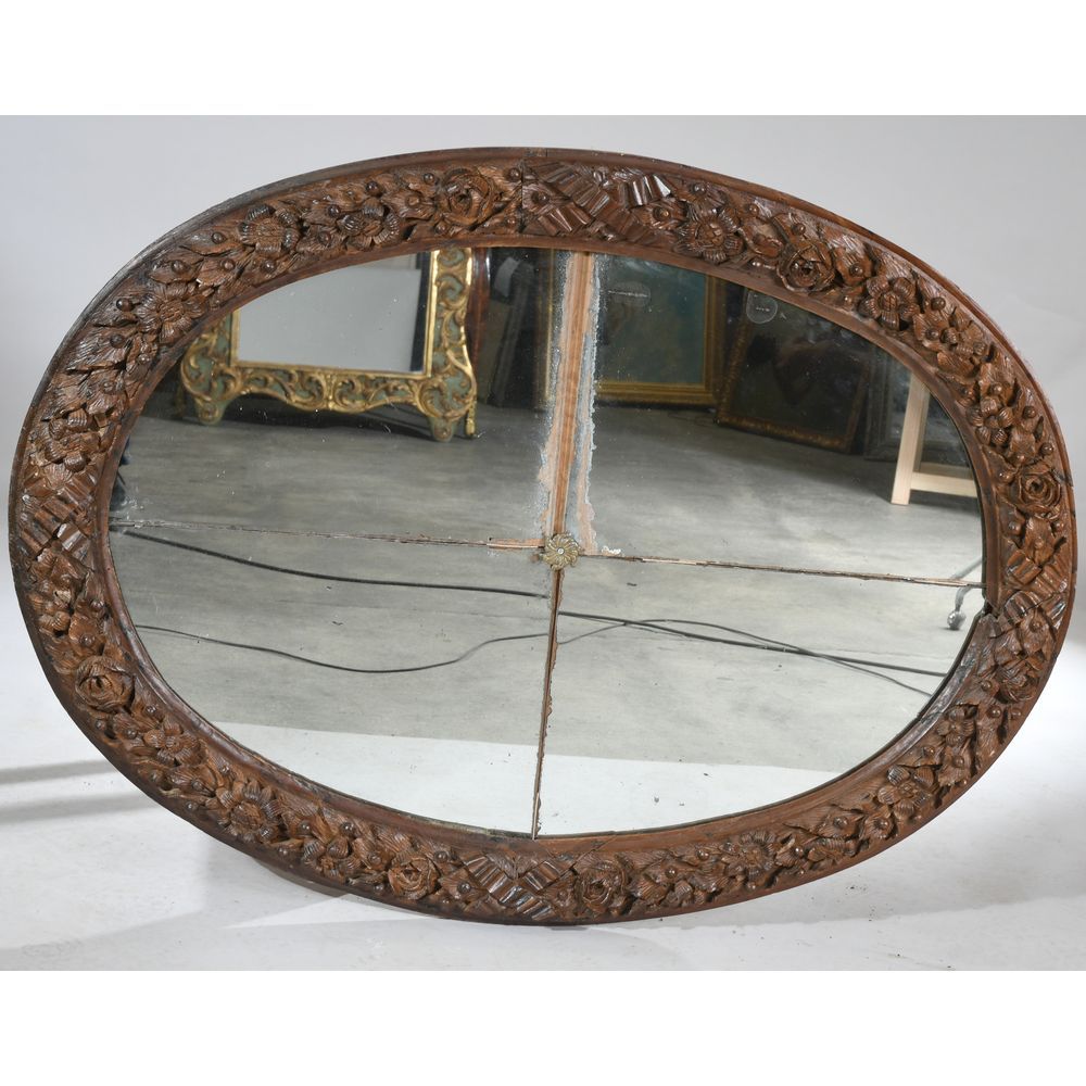 Null 路易十四的大型拱形镜子，用橡木制成，上面有橡树叶，橡树果和花。它安装有4面古董镜，有一个小的金属玫瑰窗。18世纪初。H.106 L.140.