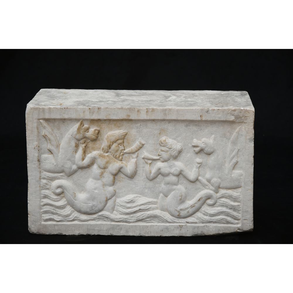 Null ELEMENT in white marble decorated on the 4 faces with mythological scenes w&hellip;