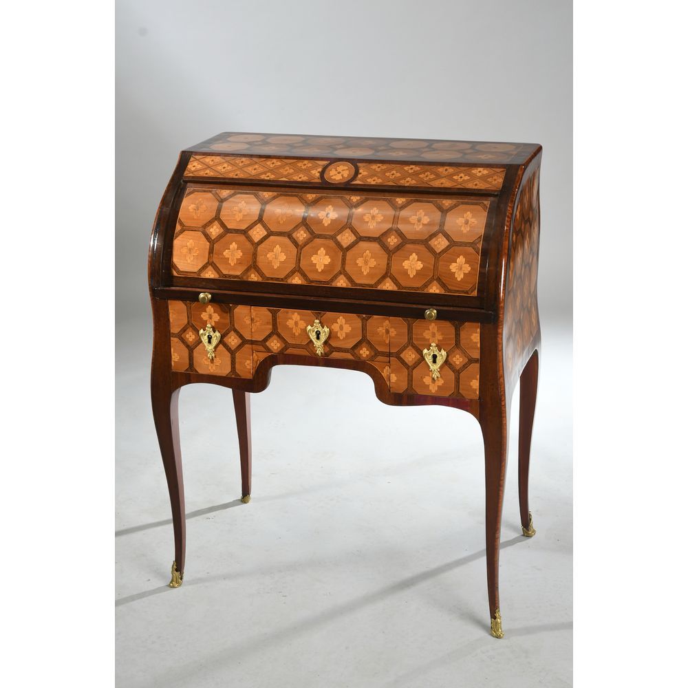 Null LELEU Jean-François.小型过渡性圆柱形书桌，采用珍贵的木皮，装饰有原始的女王风格的镶嵌图案。它用一个滑动的圆柱体打开，露出带有抽屉的&hellip;