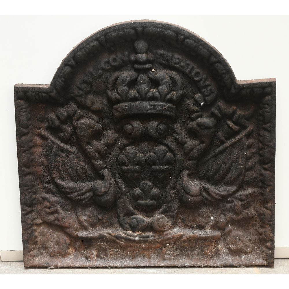 Null 铸铁烟囱板，上面装饰着一个带有百合花的纹章，上面有一个由动物组成的皇冠。早期的工作。H.48 L.48.