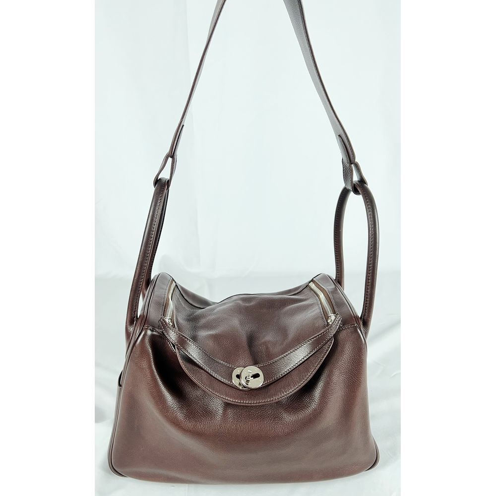 Null HERMES. Handbag " Lindy " in brown and burgundy leather. Palladium metal tr&hellip;