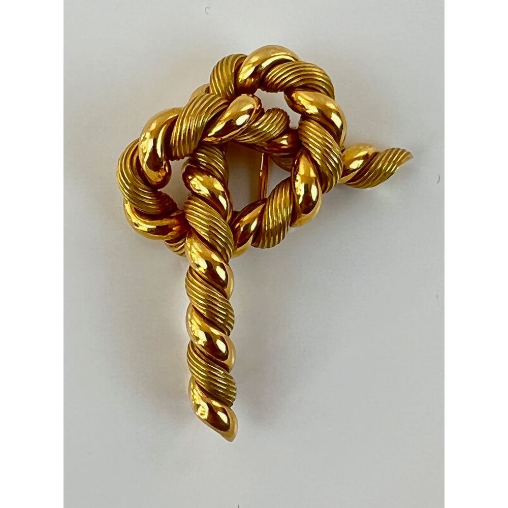 Null HERMES. Grooved 750°/°° gold and plain gold rope knot brooch. Signed and nu&hellip;