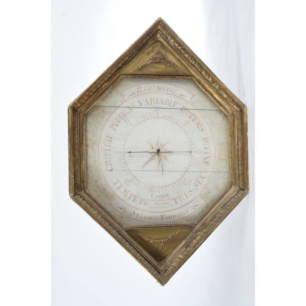Null 六角形鎏金木帝国军表，饰有棕榈花和月桂花环。表盘上有Angouleme公爵夫人的眼镜店GOHIN的签名。(缺失的管子)。1820年左右的作品。H.82&hellip;