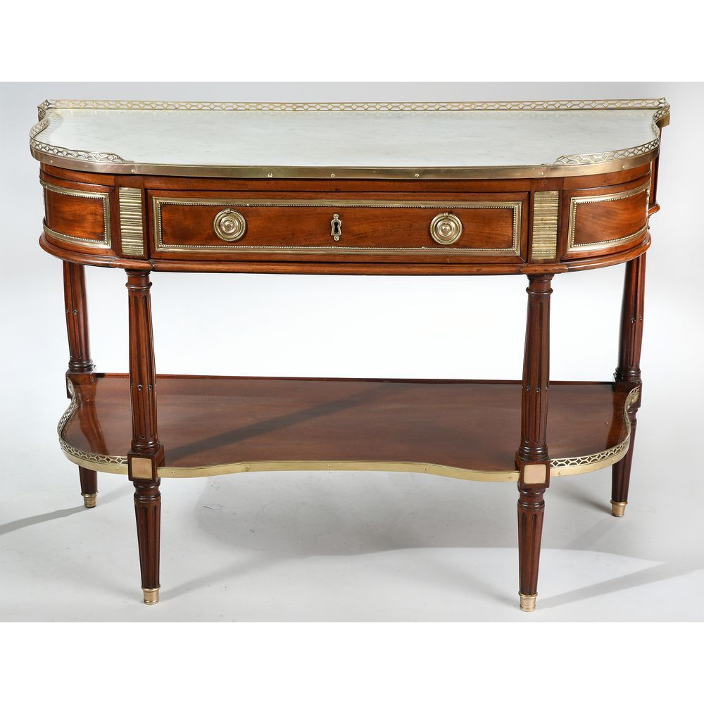 Null 桃花心木DESSERTE CONSOLE LOUIS XVI，带小提琴边。它以青铜器和护身符刮板为框架。它在腰带上有一个抽屉，可以打开。它靠在锥形腿上&hellip;