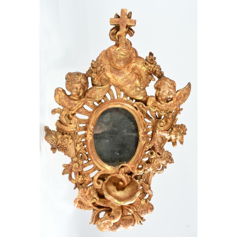 Null MIROIR BENITIER LOUIS XV en bois doré et sculpté à décor de têtes d’anges, &hellip;