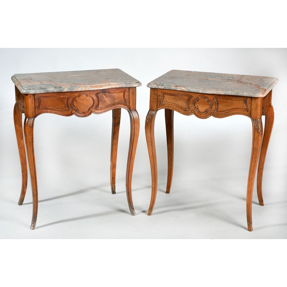 Null 一对路易十五时期的胡桃木桌子，在腰部有一个抽屉，上面有四叶草图案。他们用四条弯曲的腿站立，小蹄子上覆盖着刺桐叶图案。有纹路的大理石面板。19世纪。西5&hellip;