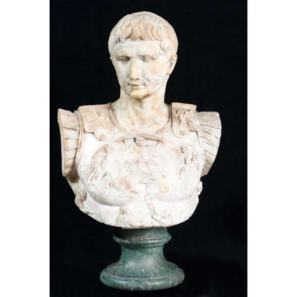 Null 白色大理石的罗马皇帝雕像，身穿盔甲，装饰有圣人和各种罗马神灵的神话场景。它站在一个基座上。(裂缝和修复）。Ep.XVIIè.H.96 L.57.