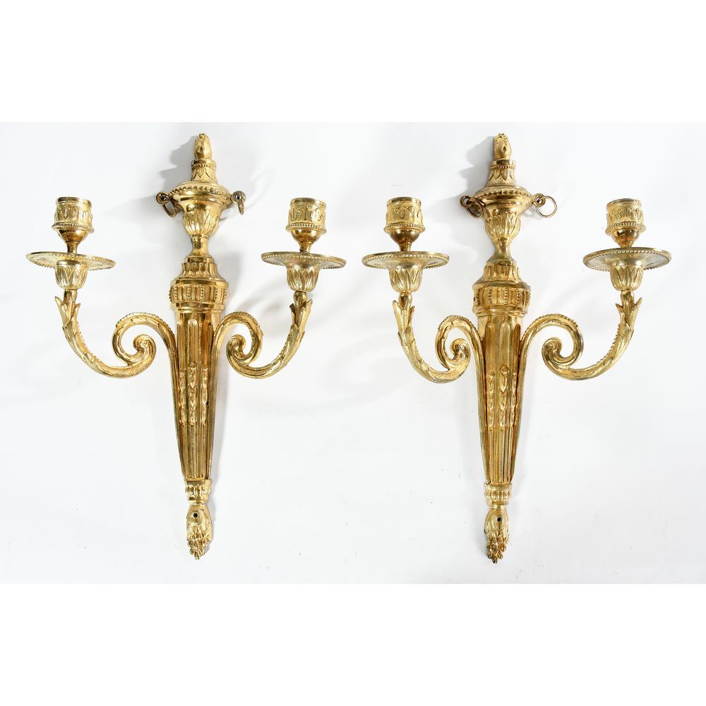 Null Pair of gilt bronze LOUIS XVI APPLIQUES with 2 lights. The amount is fluted&hellip;