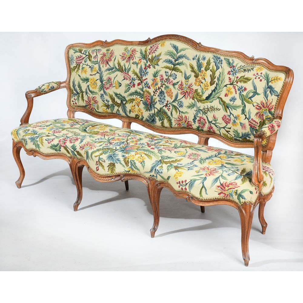 Null 一张路易十五时期的运动型沙发，用山毛榉木雕刻而成，上面有交错和树叶的图案。靠背是滚动的。美丽的扇形前轨。弯曲的腿。(骨折)。它上面覆盖着大花的挂毯。E&hellip;