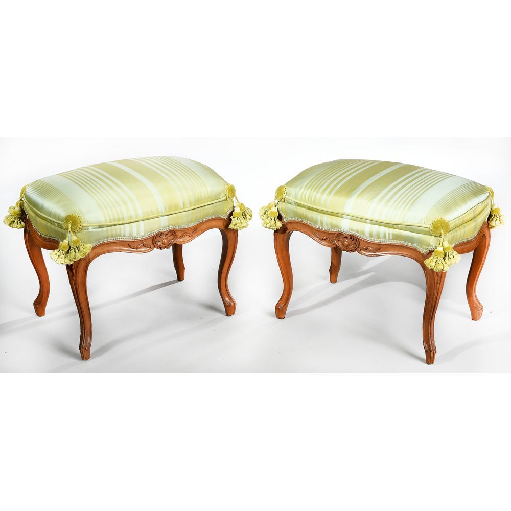 Null PAIR OF TABOURETS LOUIS XV of moved form with carved decoration of shells a&hellip;
