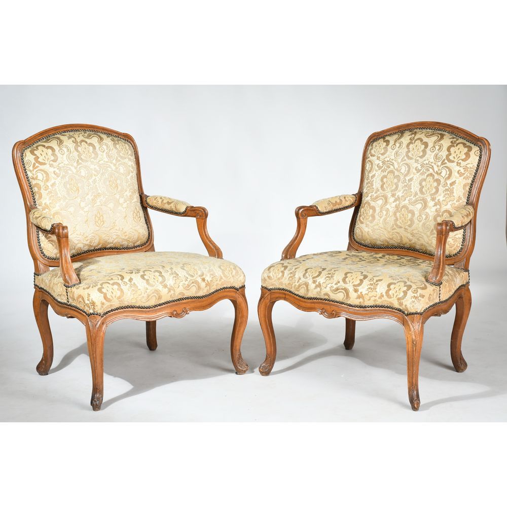 Null 一对路易十五时期的扶手椅，采用了经过抛光处理的山毛榉木，上面有成型的图案。臂架和鞭打底座。十八世纪。L.68 H.91.