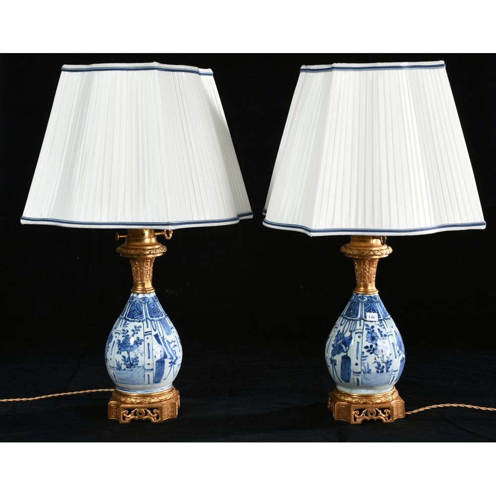Null 一对中国瓷器花瓶，蓝色单色装饰。鎏金铜座，带灯罩。瓷器是18世纪的，青铜座是19世纪的。H.Total 69.
