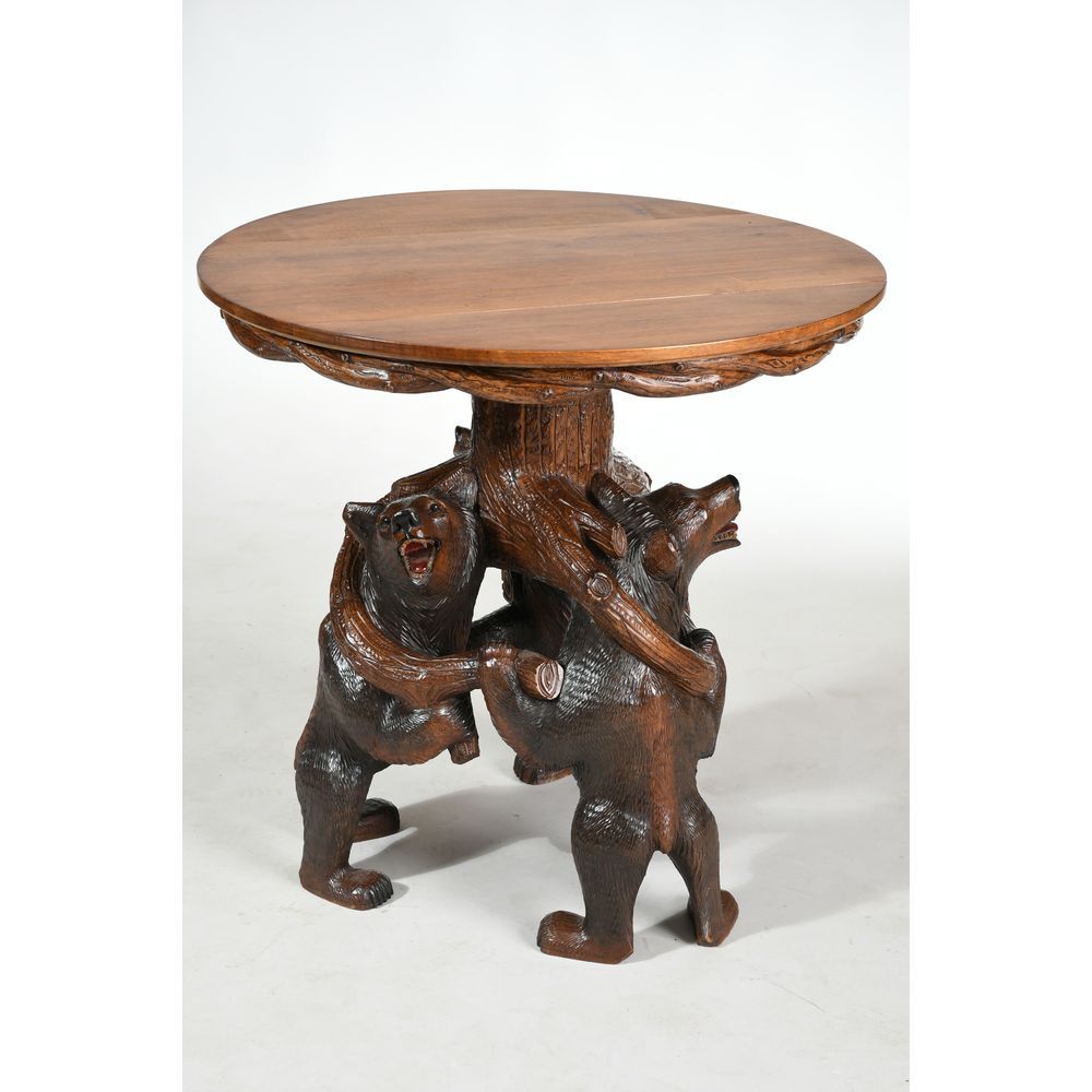 Null 黑森林。雕刻着3只熊的格瑞顿（GUERIDON）。底座是由3只熊环绕着树干组成的，树干支撑着圆形桌面。约1930年。H.74 Diam.77.
