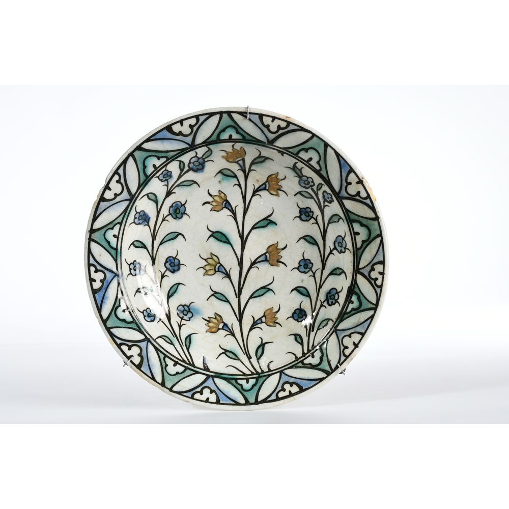 Null IZNIK. PEQUEÑO plato de cerámica con decoración policromada de ramas en flo&hellip;