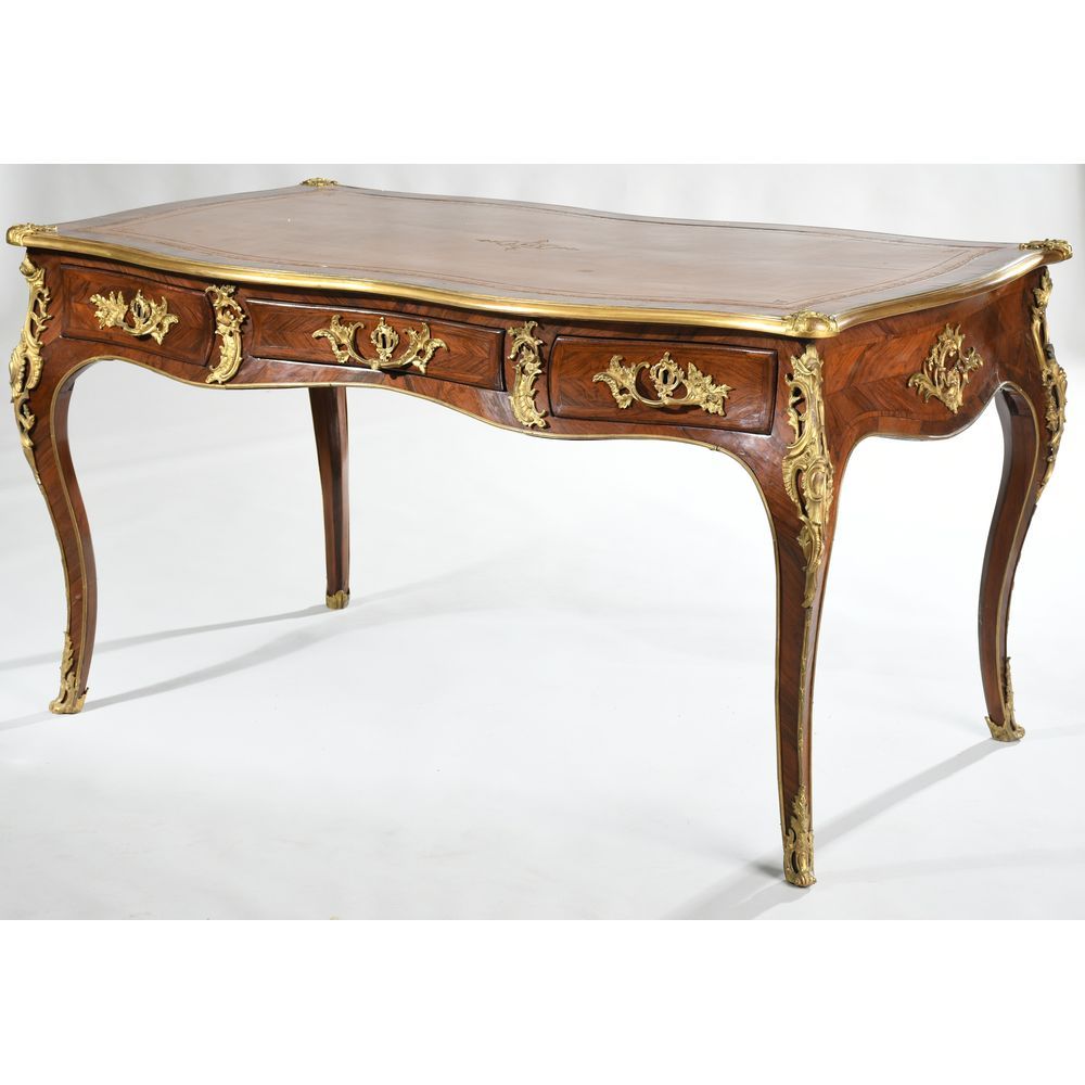 Null Louis XV flat desk of moved form in veneer of rosewood. It is all faces. It&hellip;