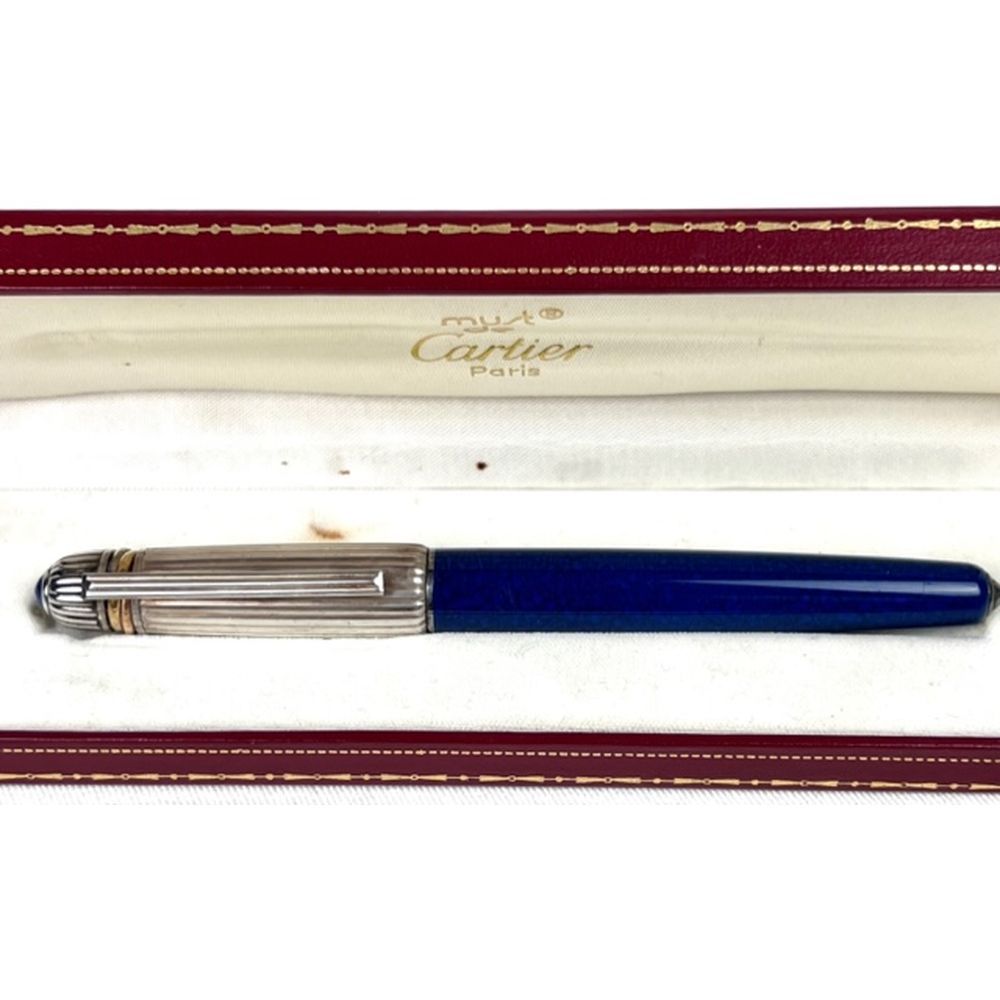 Null MUST CARTIER. Stylo plume en argent et laque bleue. Plume en or jaune. Dans&hellip;