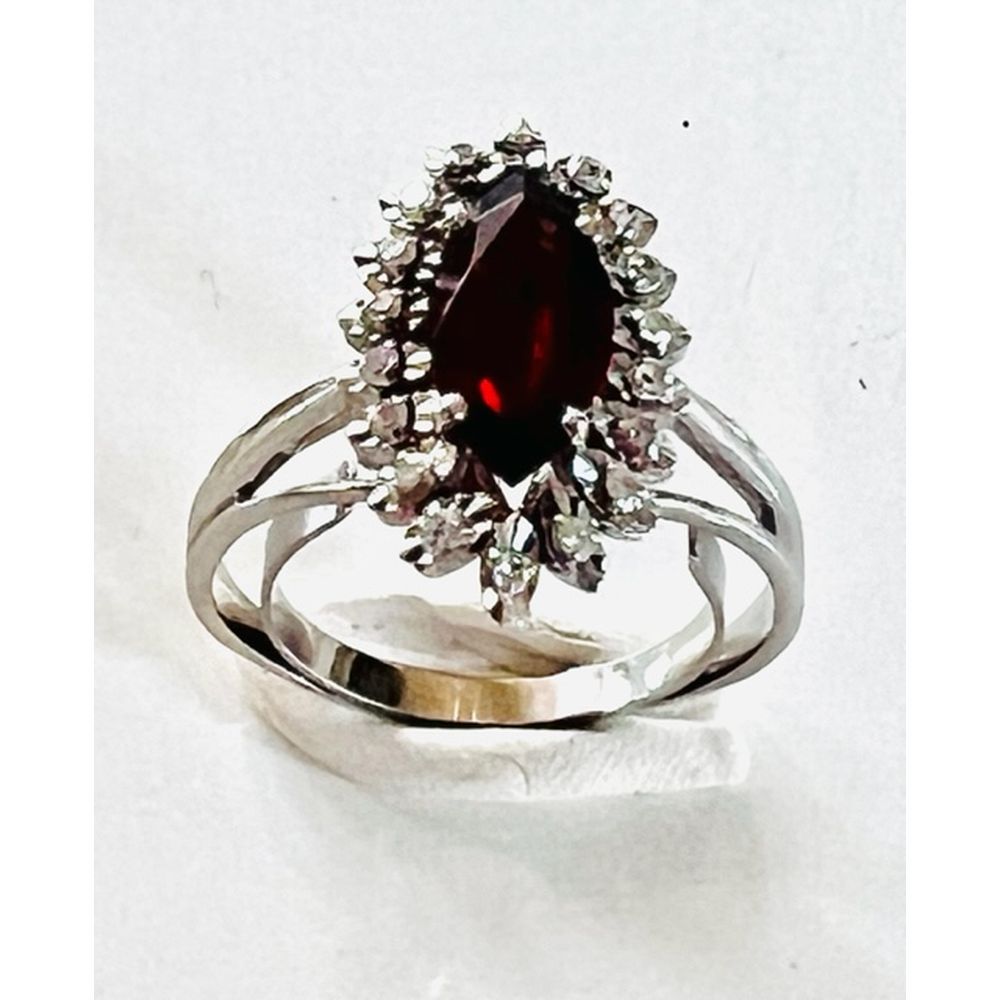 Null RING in white gold 750°/°° decorated with a red stone in a diamond setting.&hellip;